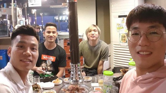 Tuấn Anh “bắt cóc” Văn Thanh sau khi hội ngộ ở Hàn Quốc