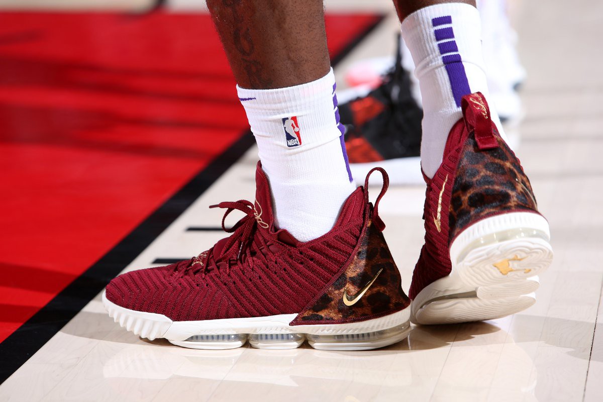 Top những đôi giày bóng rổ đẹp và độc nhất trong tuần mở màn NBA 2018-19 - Ảnh 5. Top những đôi giày bóng rổ đẹp và độc nhất trong tuần mở màn NBA 2018-19 - Ảnh 5.