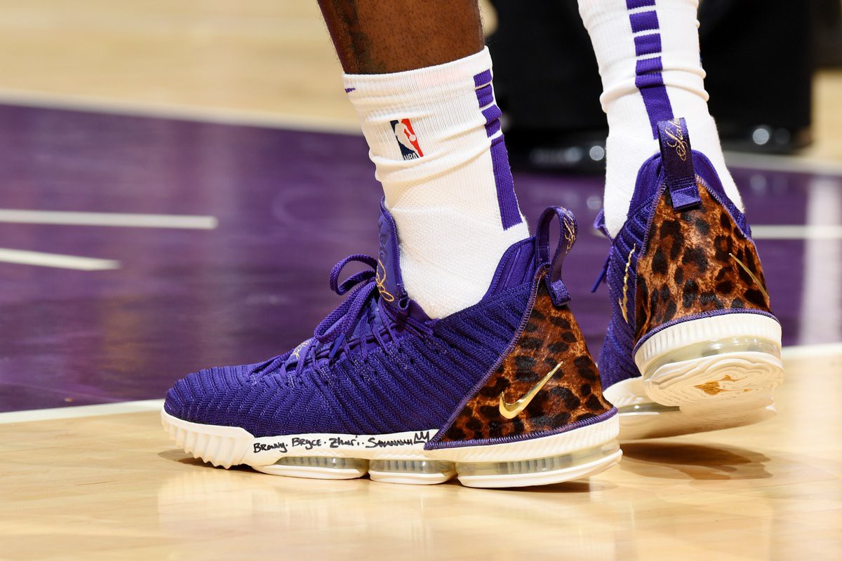 Top những đôi giày bóng rổ đẹp và độc nhất trong tuần mở màn NBA 2018-19 - Ảnh 7. Top những đôi giày bóng rổ đẹp và độc nhất trong tuần mở màn NBA 2018-19 - Ảnh 7.