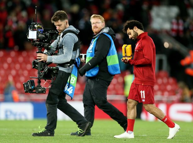 Bí ẩn từ món quà mà Mohamed Salah trao đổi với cổ động viên Liverpool - Ảnh 2. Bí ẩn từ món quà mà Mohamed Salah trao đổi với cổ động viên Liverpool - Ảnh 2.