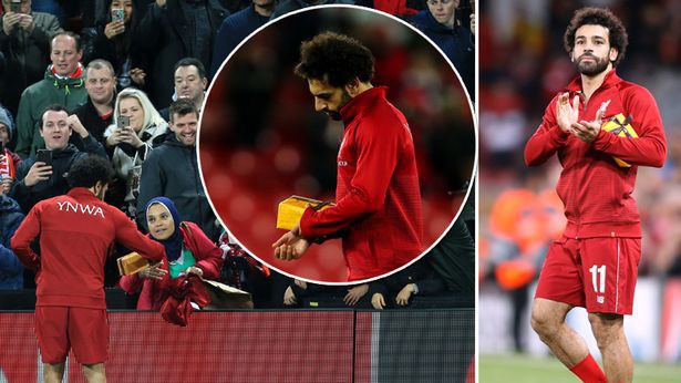 Bí ẩn từ món quà mà Mohamed Salah trao đổi với cổ động viên Liverpool