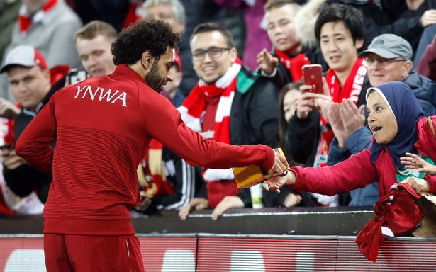 Bí ẩn từ món quà mà Mohamed Salah trao đổi với cổ động viên Liverpool - Ảnh 1. Bí ẩn từ món quà mà Mohamed Salah trao đổi với cổ động viên Liverpool - Ảnh 1.