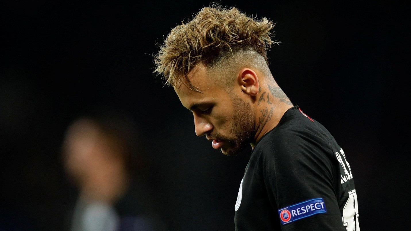 Nổi giận đùng đùng vì bị Cavani... "phạm lỗi", Neymar từ chối bắt tay HLV trưởng sau trận hòa với Napoli