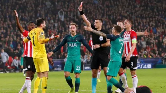 Pochettino an ủi Lloris vì phải nhận thẻ đỏ, gián tiếp khiến Spurs bị PSV cầm hòa