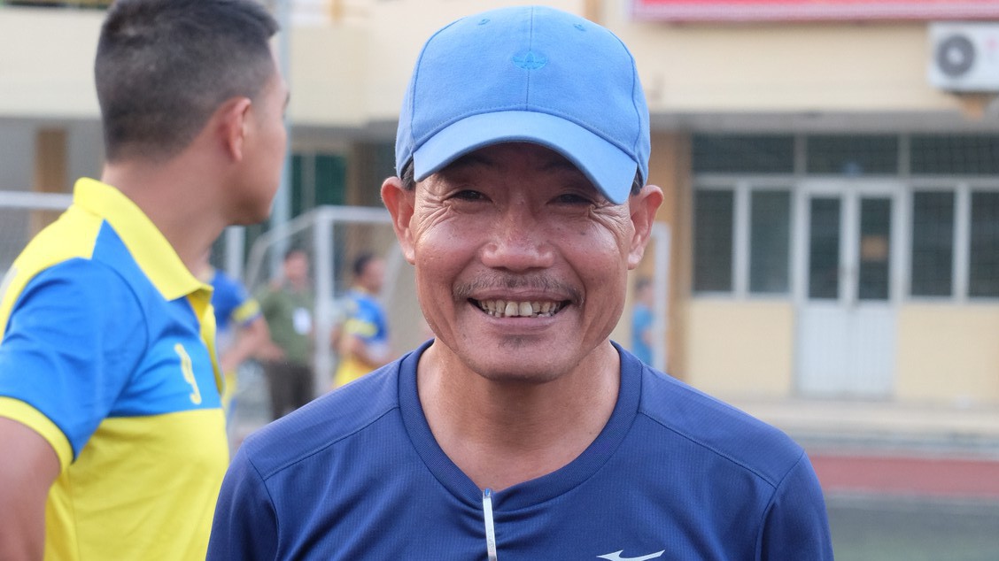 Coach Thiết – Mourinho của làng "phủi": Thầy ơi, thầy không chỉ có một mình…