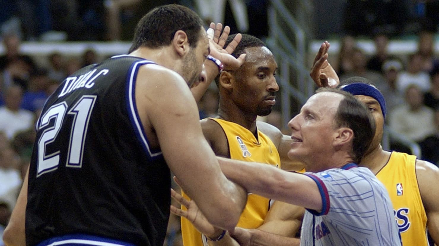 Kobe Bryant chỉ dân chơi bóng rổ cách phạm lỗi không bị trọng tài phát hiện