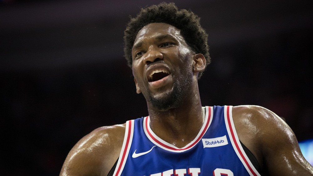 NBA cảnh cáo Joel Embiid do ăn vạ quá đáng với Andre Drummond