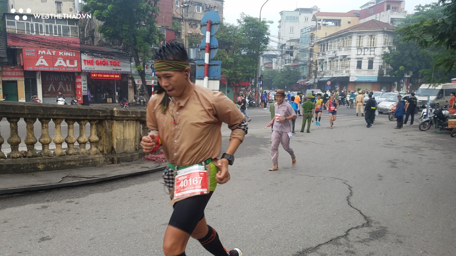 Wah Sing Tan: Vua chân đất U70 tuổi chạy marathon ở Hà Nội - Ảnh 3. Wah Sing Tan: Vua chân đất U70 tuổi chạy marathon ở Hà Nội - Ảnh 3.