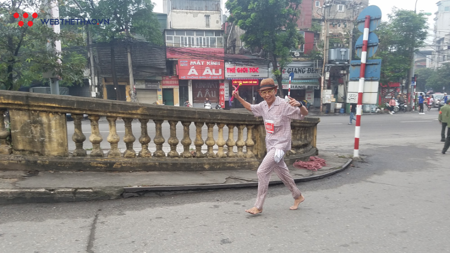 Wah Sing Tan: Vua chân đất U70 tuổi chạy marathon ở Hà Nội - Ảnh 6. Wah Sing Tan: Vua chân đất U70 tuổi chạy marathon ở Hà Nội - Ảnh 6.