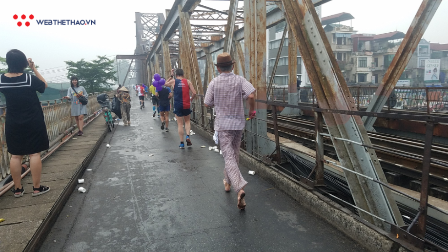 Wah Sing Tan: Vua chân đất U70 tuổi chạy marathon ở Hà Nội - Ảnh 9. Wah Sing Tan: Vua chân đất U70 tuổi chạy marathon ở Hà Nội - Ảnh 9.