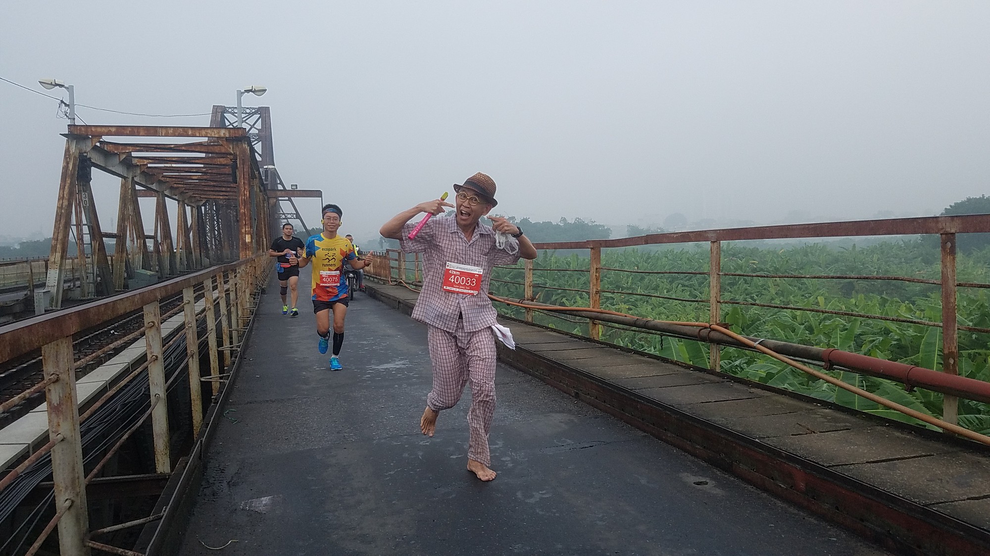 Wah Sing Tan: "Vua chân đất" U70 tuổi chạy marathon ở Hà Nội