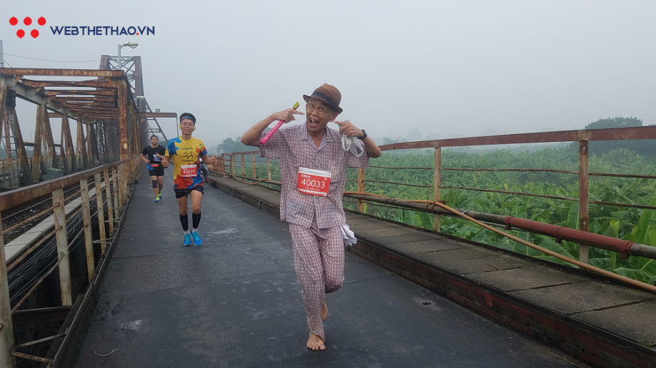 Wah Sing Tan: Vua chân đất U70 tuổi chạy marathon ở Hà Nội - Ảnh 12. Wah Sing Tan: Vua chân đất U70 tuổi chạy marathon ở Hà Nội - Ảnh 12.