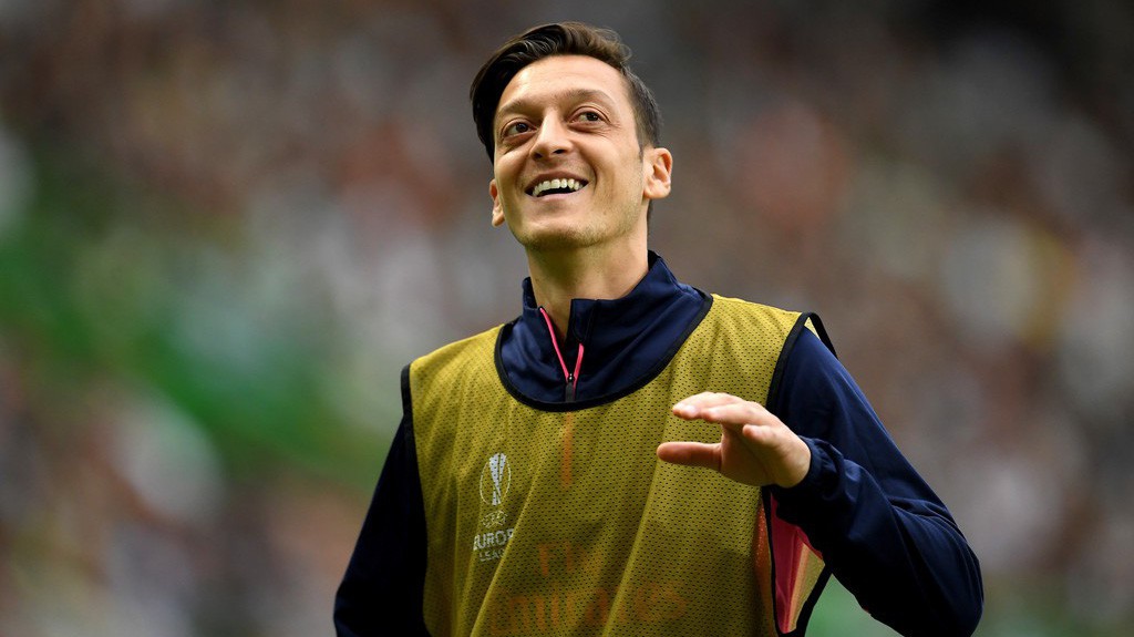 Bất ngờ với cách Mesut Ozil phản ứng khi bị chỉ trích “lười biếng”