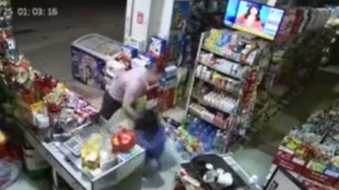 Tên cướp rút dao uy hiếp bị chủ tiệm dùng MMA đánh tơi tả