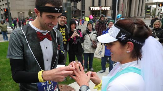 Khi đường chạy marathon trở thành... nơi hẹn ước