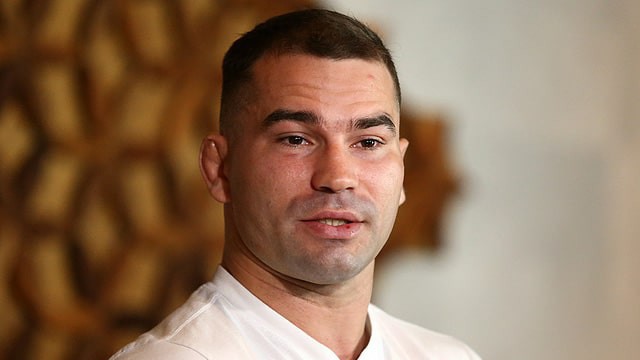 Artem Lobov không thèm cầm tiền phạt lố cân của Michael Johnson
