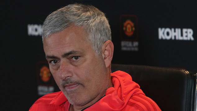 Đầu mùa giải là hàng thủ và giờ Jose Mourinho vẫn đau đầu với hàng thủ của Man Utd