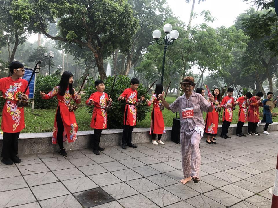 Wah Sing Tan: Vua chân đất U70 tuổi chạy marathon ở Hà Nội - Ảnh 4. Wah Sing Tan: Vua chân đất U70 tuổi chạy marathon ở Hà Nội - Ảnh 4.