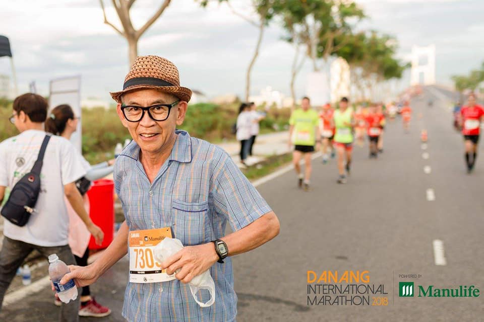 Wah Sing Tan: Vua chân đất U70 tuổi chạy marathon ở Hà Nội - Ảnh 7. Wah Sing Tan: Vua chân đất U70 tuổi chạy marathon ở Hà Nội - Ảnh 7.