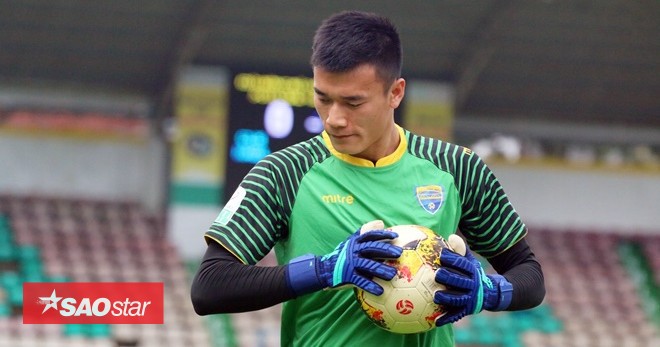 HLV Lê Thụy Hải: Thủ môn Bùi Tiến Dũng chơi hay ở U23 còn ĐTQG thì... khác!