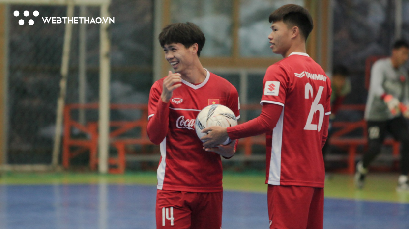 Trời rét đậm, HLV Park Hang Seo cho đội tuyển Việt Nam tập sân futsal