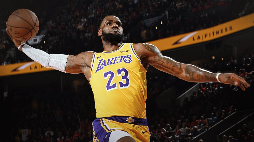 Đã chán lốp bóng cho đồng đội, LeBron James bắt đầu tự quăng alley-oop cho bản thân để ghi điểm