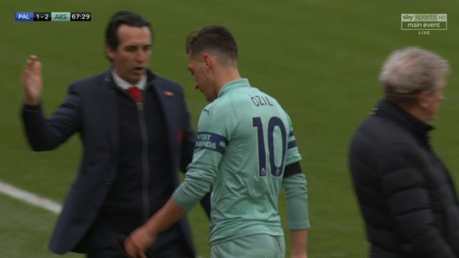 Phản ứng vùng vằng với HLV Emery của Ozil khi bị thay ra khiến người hâm mộ choáng váng