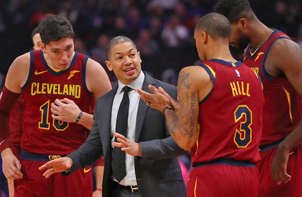 NÓNG: Sau chuỗi 6 trận toàn thua ở kỷ nguyên hậu LeBron, Cleveland Cavaliers sa thải HLV Tyronn Lue - Ảnh 1.