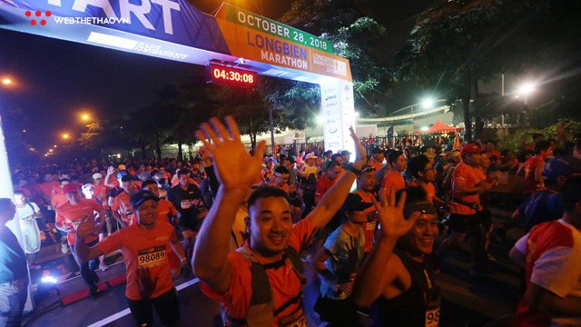 Hơn 500 runner sải bước chính thức khai màn Longbien Marathon 2018 với màn xuất phát lúc 4h sáng