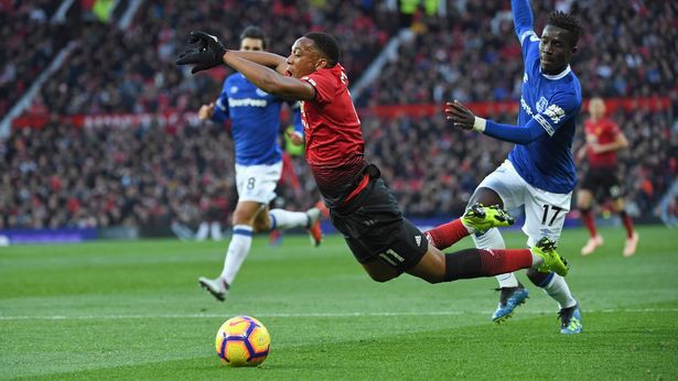 Trọng tài nổi tiếng Mark Clattenburg phán xét thế nào về tình huống Martial bị đánh giá "ngã vờ" kiếm phạt đền?