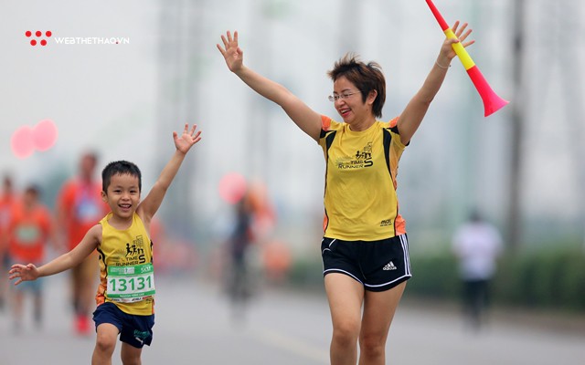 Cười nghiêng ngả với những siêu quậy nhí tại Longbien Marathon 2018 - Ảnh 6. Cười nghiêng ngả với những siêu quậy nhí tại Longbien Marathon 2018 - Ảnh 6.