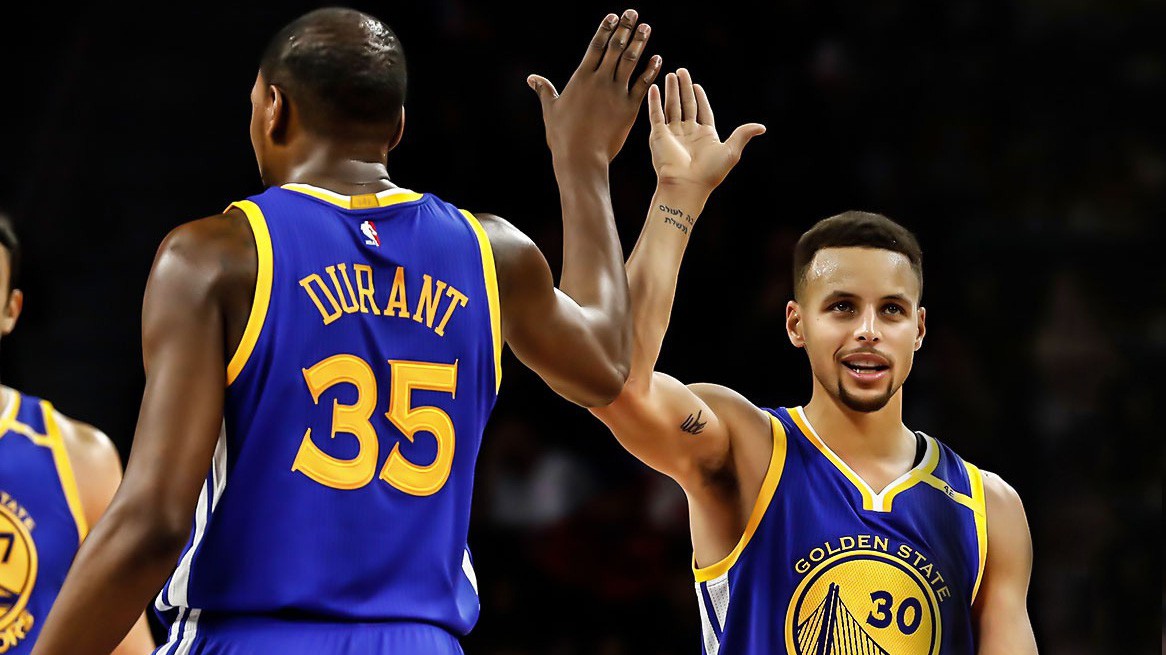 Stephen Curry và Kevin Durant đang trở thành "cặp đôi" hot nhất NBA từ đầu mùa