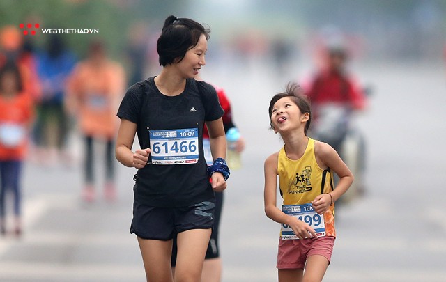 Cười nghiêng ngả với những siêu quậy nhí tại Longbien Marathon 2018 - Ảnh 19. Cười nghiêng ngả với những siêu quậy nhí tại Longbien Marathon 2018 - Ảnh 19.