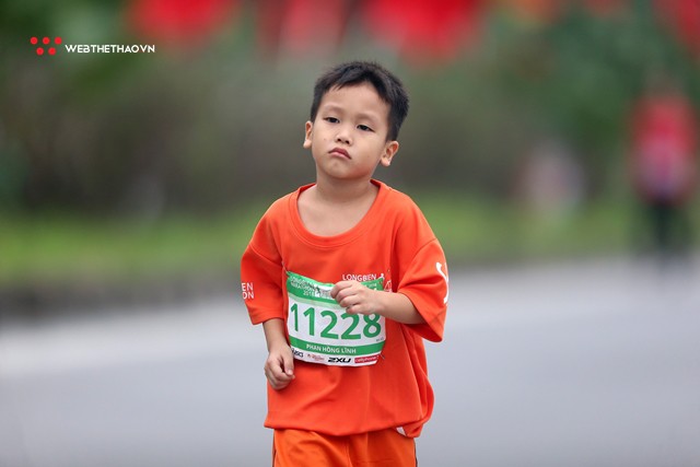 Cười nghiêng ngả với những siêu quậy nhí tại Longbien Marathon 2018 - Ảnh 11. Cười nghiêng ngả với những siêu quậy nhí tại Longbien Marathon 2018 - Ảnh 11.