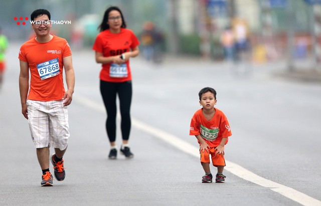 Cười nghiêng ngả với những siêu quậy nhí tại Longbien Marathon 2018 - Ảnh 8. Cười nghiêng ngả với những siêu quậy nhí tại Longbien Marathon 2018 - Ảnh 8.