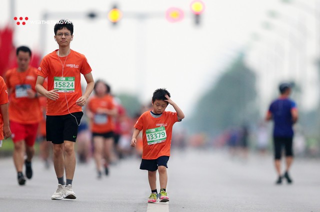Cười nghiêng ngả với những siêu quậy nhí tại Longbien Marathon 2018 - Ảnh 12. Cười nghiêng ngả với những siêu quậy nhí tại Longbien Marathon 2018 - Ảnh 12.