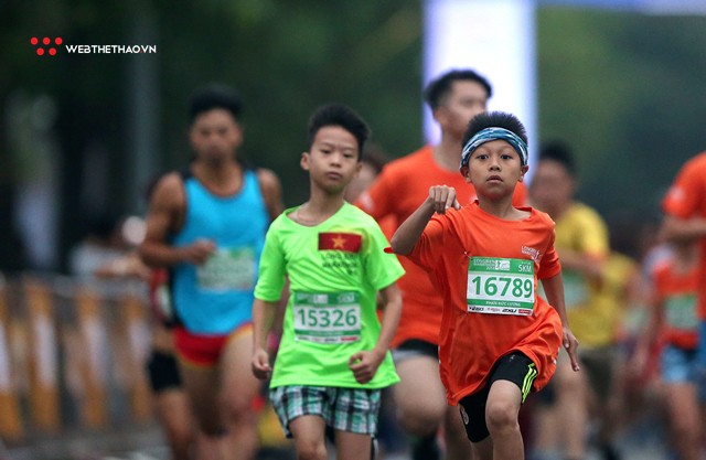 Cười nghiêng ngả với những siêu quậy nhí tại Longbien Marathon 2018 - Ảnh 3. Cười nghiêng ngả với những siêu quậy nhí tại Longbien Marathon 2018 - Ảnh 3.
