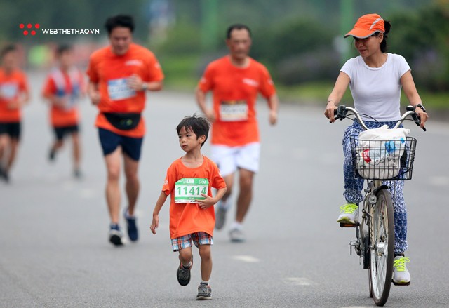 Cười nghiêng ngả với những siêu quậy nhí tại Longbien Marathon 2018 - Ảnh 15. Cười nghiêng ngả với những siêu quậy nhí tại Longbien Marathon 2018 - Ảnh 15.