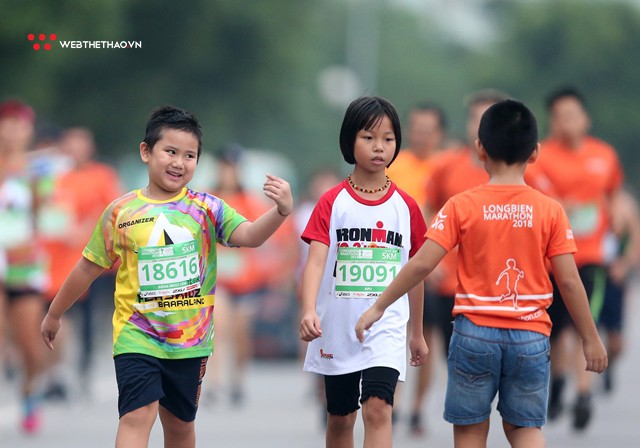 Cười nghiêng ngả với những siêu quậy nhí tại Longbien Marathon 2018 - Ảnh 17. Cười nghiêng ngả với những siêu quậy nhí tại Longbien Marathon 2018 - Ảnh 17.