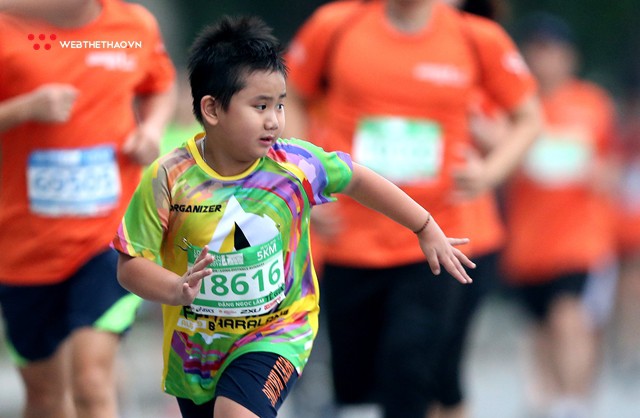 Cười nghiêng ngả với những siêu quậy nhí tại Longbien Marathon 2018 - Ảnh 18. Cười nghiêng ngả với những siêu quậy nhí tại Longbien Marathon 2018 - Ảnh 18.