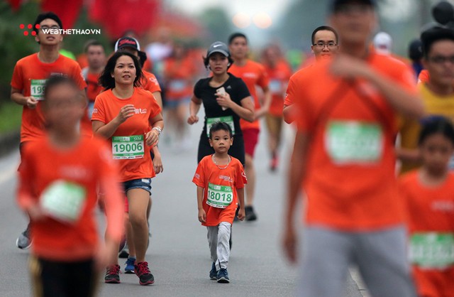 Cười nghiêng ngả với những siêu quậy nhí tại Longbien Marathon 2018 - Ảnh 9. Cười nghiêng ngả với những siêu quậy nhí tại Longbien Marathon 2018 - Ảnh 9.