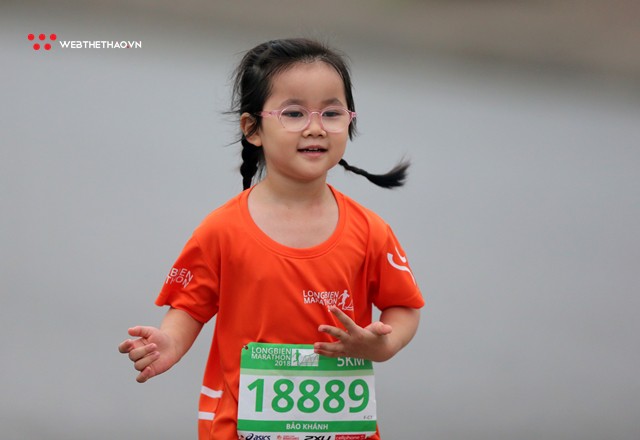 Cười nghiêng ngả với những siêu quậy nhí tại Longbien Marathon 2018 - Ảnh 5. Cười nghiêng ngả với những siêu quậy nhí tại Longbien Marathon 2018 - Ảnh 5.