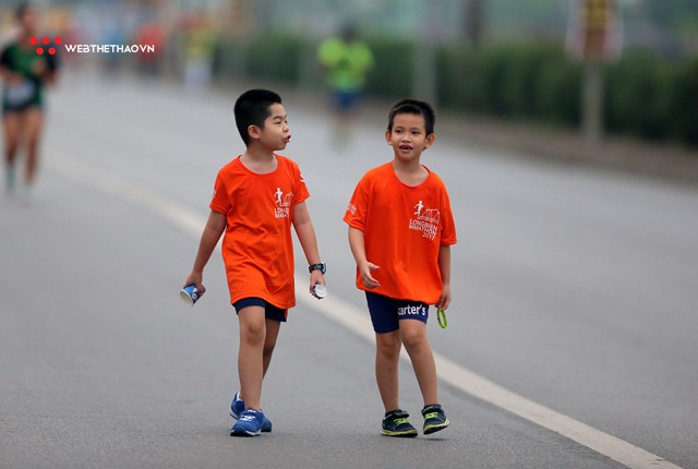 Cười nghiêng ngả với những siêu quậy nhí tại Longbien Marathon 2018 - Ảnh 10. Cười nghiêng ngả với những siêu quậy nhí tại Longbien Marathon 2018 - Ảnh 10.