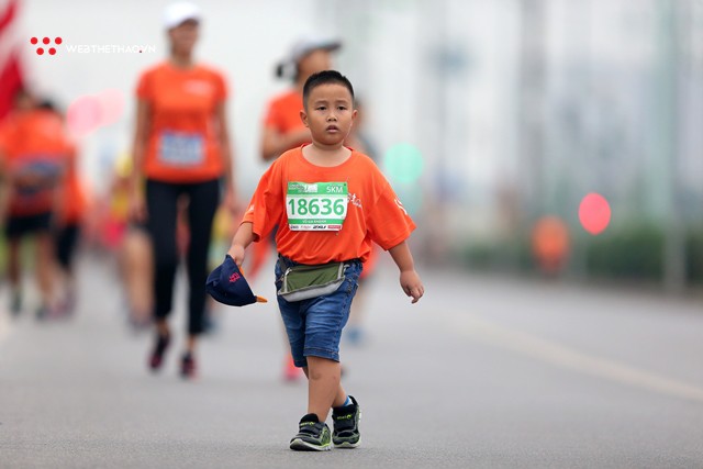 Cười nghiêng ngả với những siêu quậy nhí tại Longbien Marathon 2018 - Ảnh 13. Cười nghiêng ngả với những siêu quậy nhí tại Longbien Marathon 2018 - Ảnh 13.
