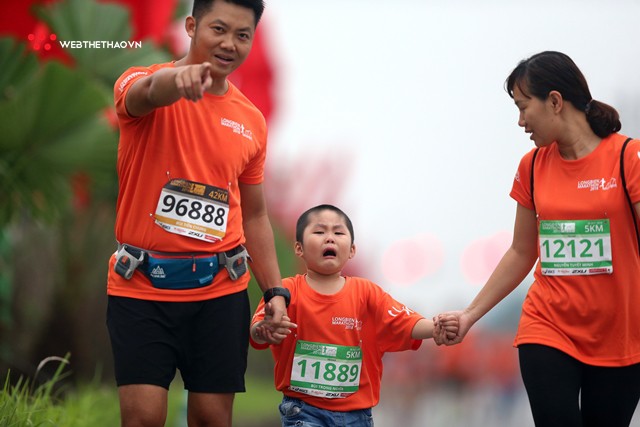 Cười nghiêng ngả với những siêu quậy nhí tại Longbien Marathon 2018 - Ảnh 14. Cười nghiêng ngả với những siêu quậy nhí tại Longbien Marathon 2018 - Ảnh 14.
