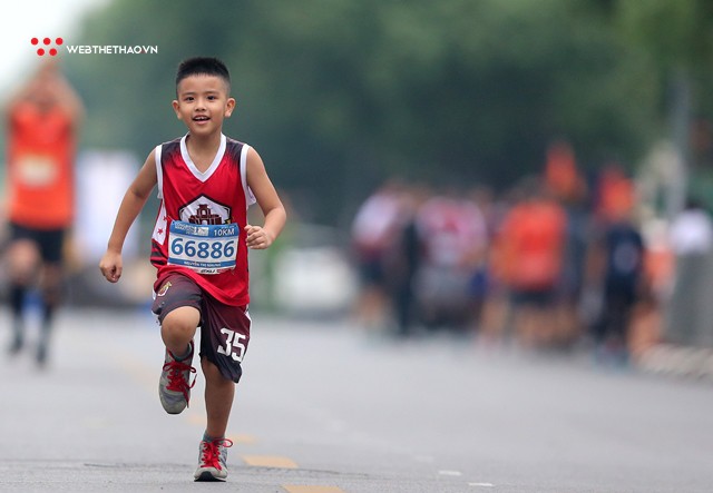 Cười nghiêng ngả với những siêu quậy nhí tại Longbien Marathon 2018 - Ảnh 4. Cười nghiêng ngả với những siêu quậy nhí tại Longbien Marathon 2018 - Ảnh 4.