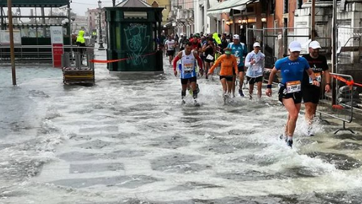 Nhà VĐ Boston Marathon "lội nước" chạy ở Venice