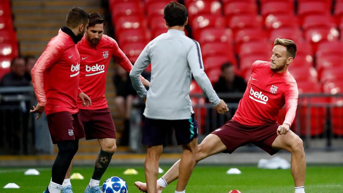 Barcelona phàn nàn về mặt sân Wembley