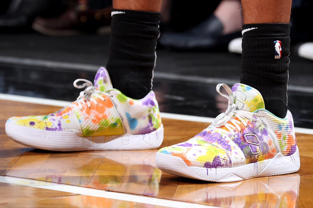 Mẫu giày thửa riêng K8IROS 8.1 của Spencer Dinwiddie. Mẫu giày thửa riêng K8IROS 8.1 của Spencer Dinwiddie.