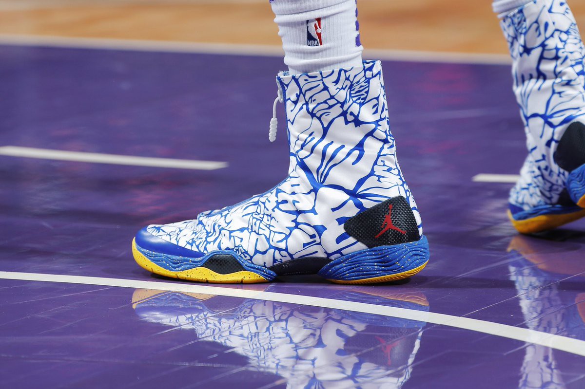 Phối màu Do the right thing trên Air Jordan 28 của De'Aaron Fox. Phối màu Do the right thing trên Air Jordan 28 của De'Aaron Fox.